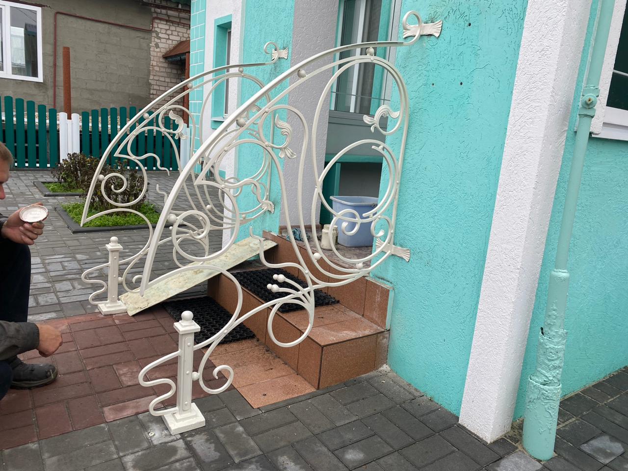 Как избежать визуального перегруза фасада: перила, балкон и входная группа в одном проекте в Боровске